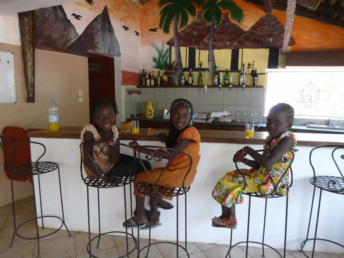 Le bar du campement et ses murs peints de paysages