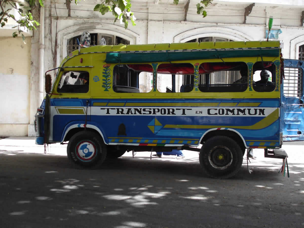 Un car rapide, le minibus peint emblématique de Dakar