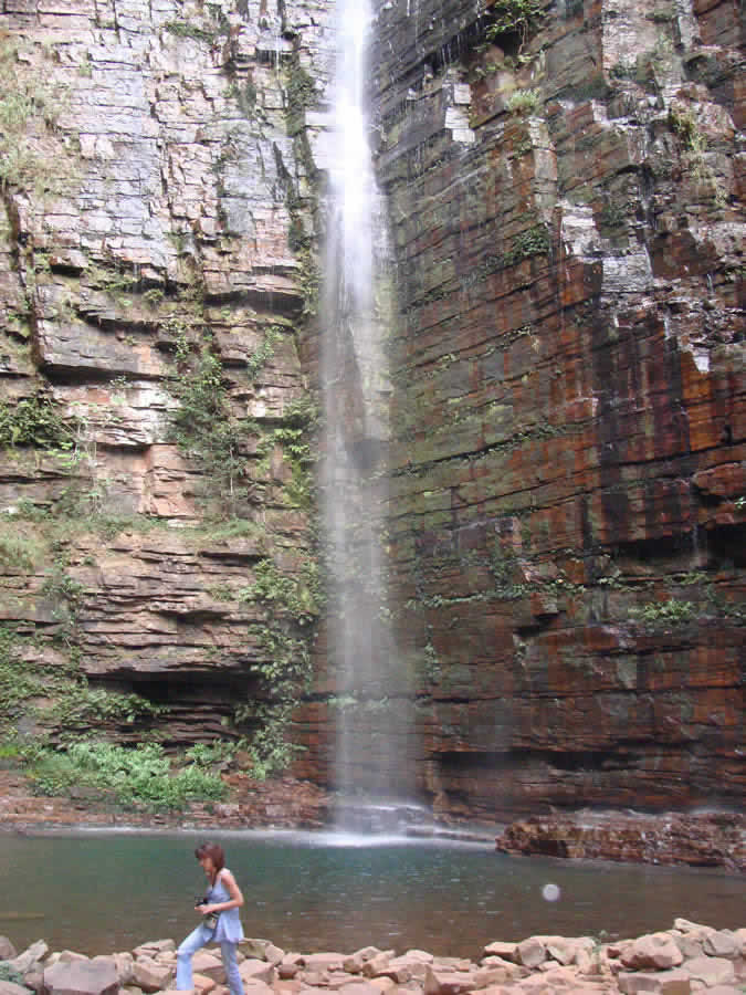 Une cascade tombe le long d’une haute falaise dans le Sénégal oriental