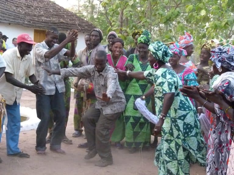 Danses et chants avec les habitants du village