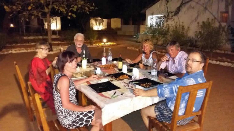 Dîner en terrasse à la nuit tombée, à la lumière des lampes