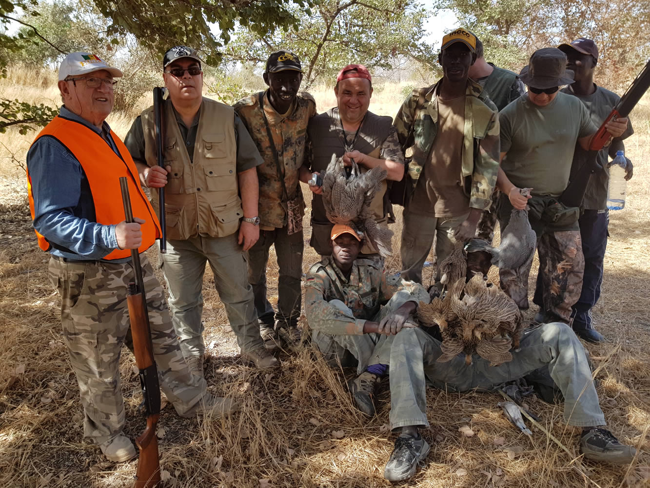 Groupe de chasseurs et de pisteurs en tenue, fusils en main