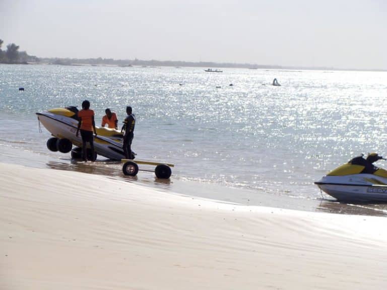 Jet-skis au bord de l’eau sur une plage