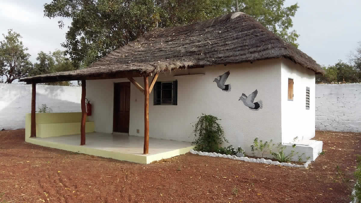 Un lodge individuel au toit de chaume avec sa terrasse couverte