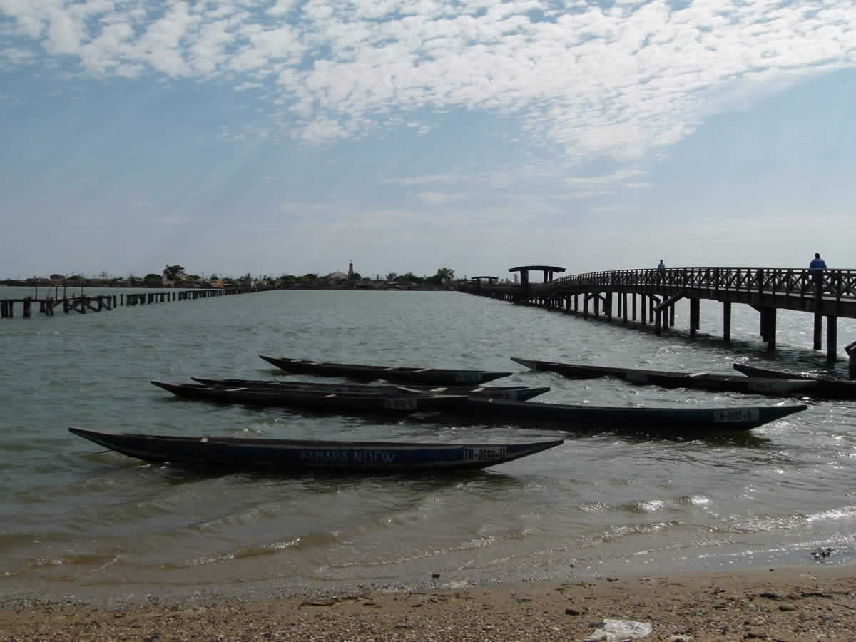 Pirogues amarrées près d’un long ponton de bois