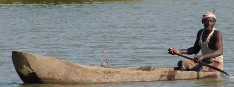 Un piroguier pagaie sur le fleuve