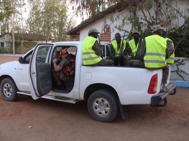 Pisteurs en gilet jaune à bord du pick-up, prêts à partir