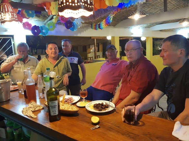 Soirée entre chasseurs autour d’une table du bar