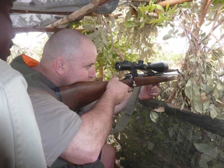 Tir à la carabine depuis un affût de branchages